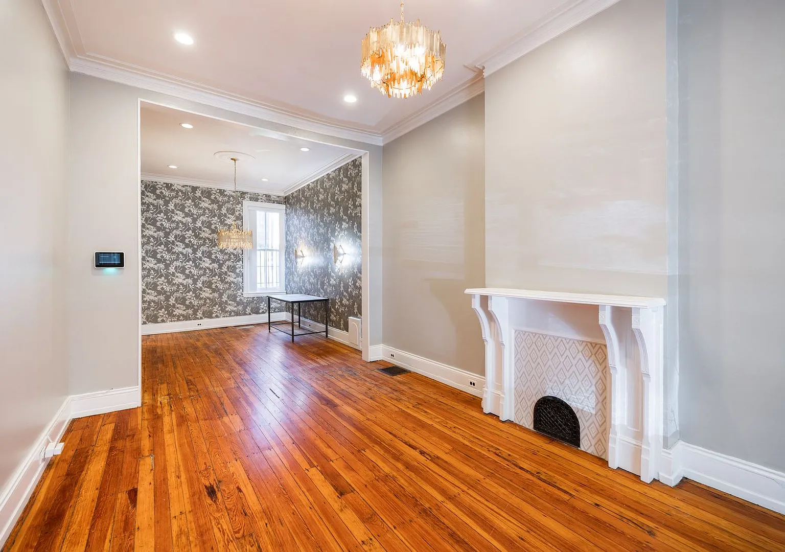 5 Bedroom Townhouse in Spruce Hill — Photo 1