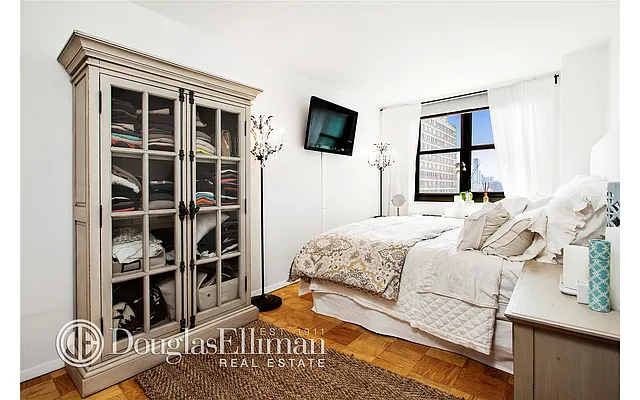 Rented by Douglas Elliman | media 14