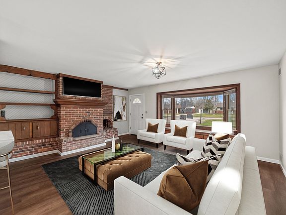 2nd image of 2479 Ivanhoe Dr