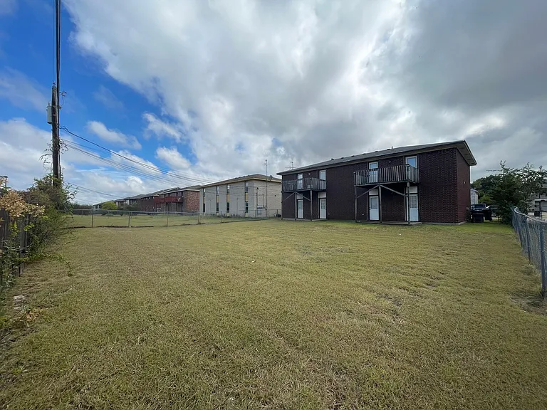 1109 Circle M Dr — Photo 3