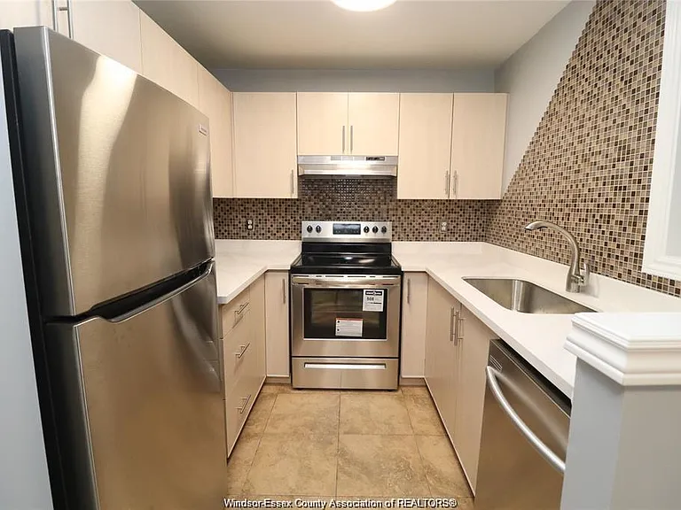 3000 Sandwich St #201 — Photo 5