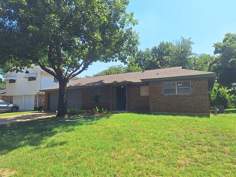 513 Simmons Dr — Photo 2