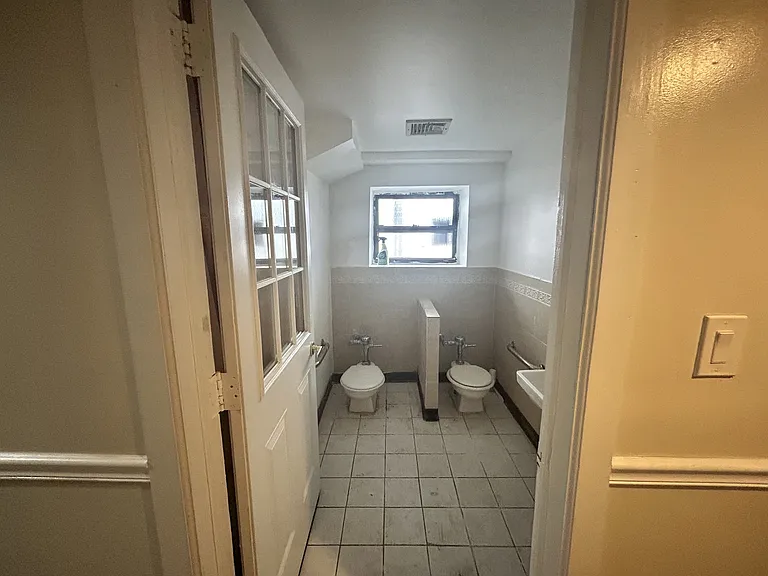 951 E 84th St #1 — Photo 8