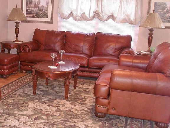 Very comfortable great room with lots of sitting room, an open wall for large TV, hardwood floors, ceiling fan