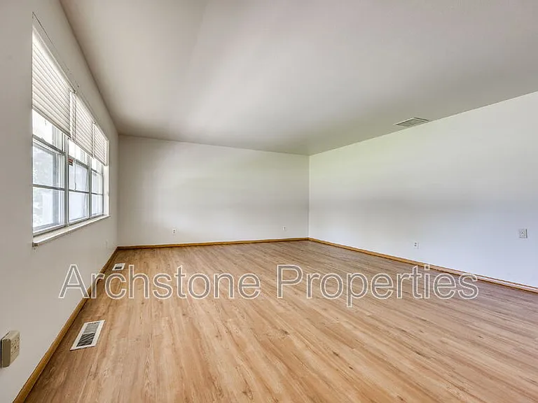 3121 Lakeside Dr — Photo 4