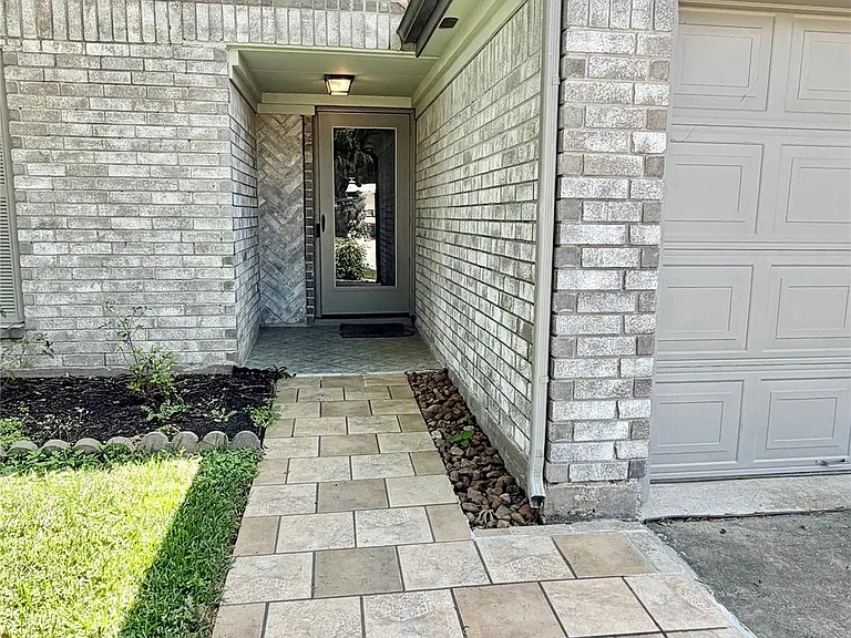 17407 Chamberlain Dr — Photo 6