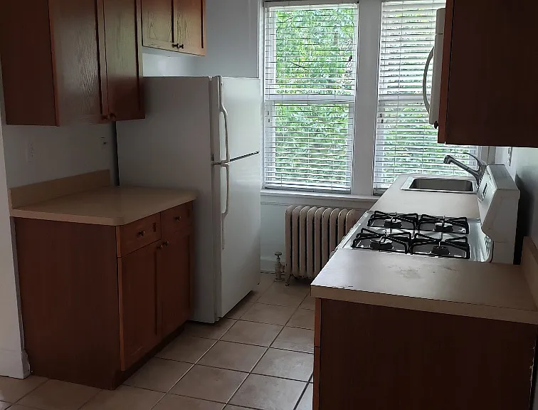 Sunny Ktichen is fresnhly painted, getting a new white enamel steel range/oven this week, room for kitchen table in several places