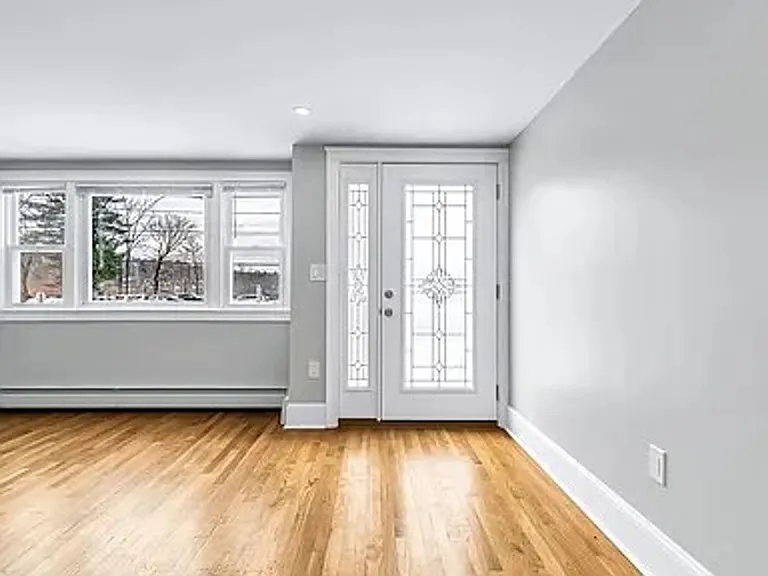 212 Cambridge Rd — Photo 3