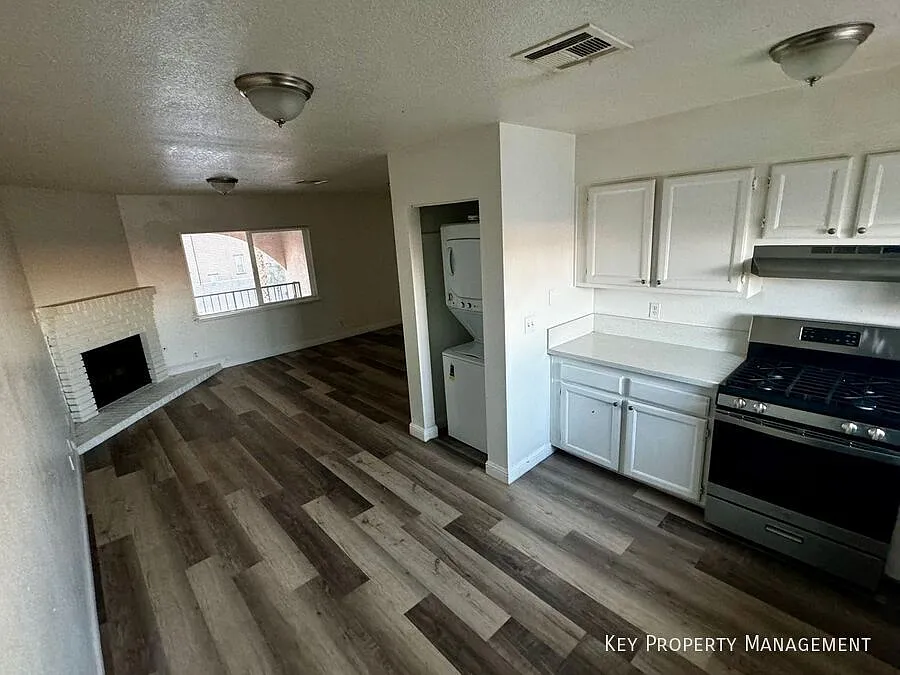 3 Bedroom 2 Bath, Upstairs Unit, No Capret, Stainless Steel Appliances, Near Nellis Afb! — Photo 4