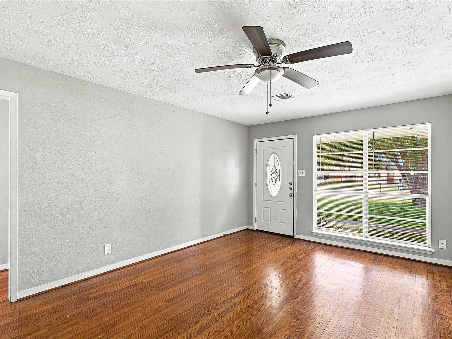 3 bed, 1.5 bath, 1348 sqft, $1,775 — Photo 4