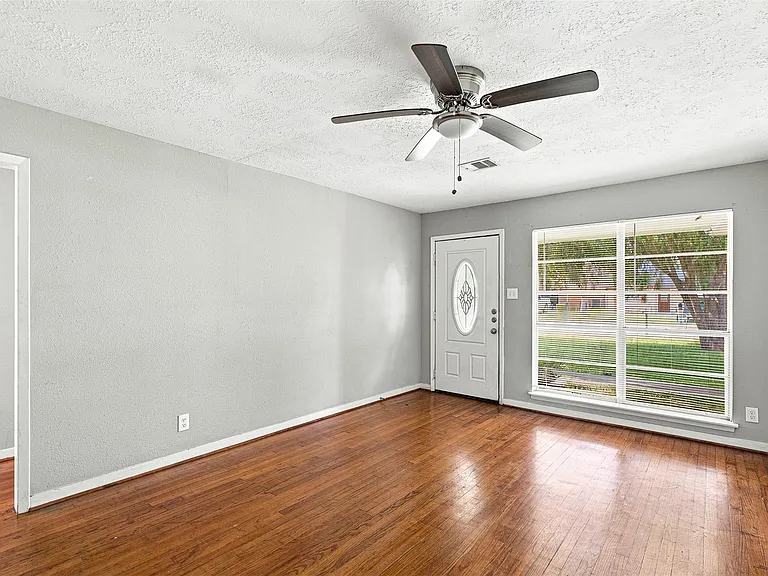 509 Avenue J — Photo 4