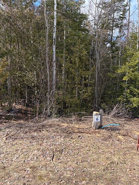 1st image of 11 Lakeside Woods Cres