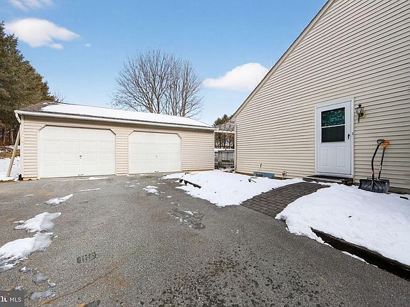 4th image of 581 Rosehill Dr