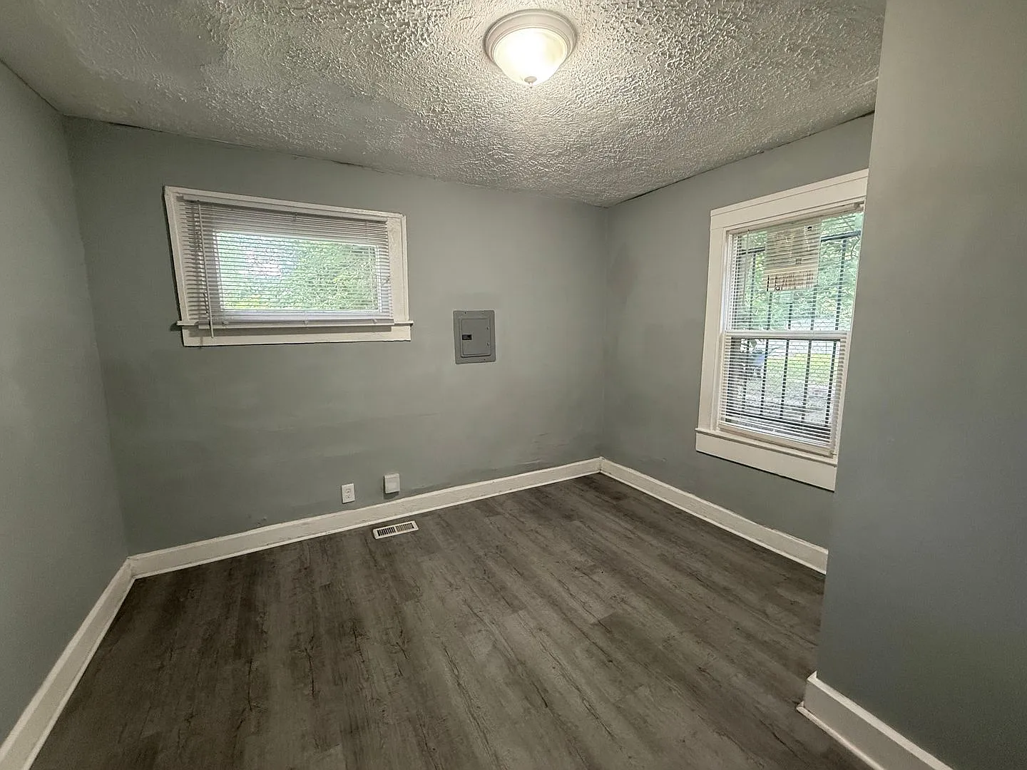 Cute & Updated 1 Bedroom Duplex — Photo 4
