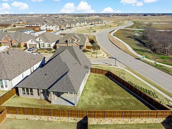 5th image of 3801 Redbud Dr