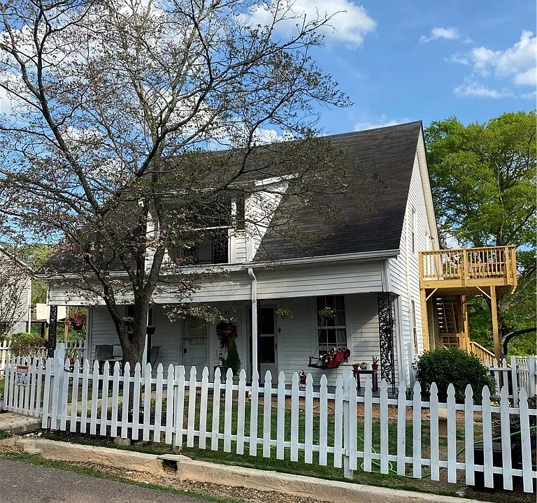 147 White Cir