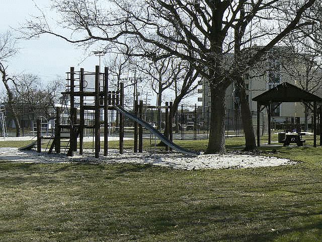 Playground & tennis courts 5 min. walk away.