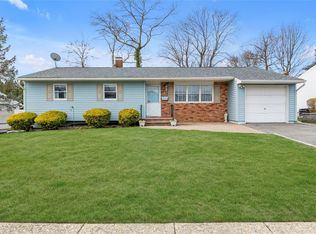 46 West Dr, Kings Park, NY 11754
