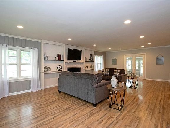 4th image of 803 E Highland Ave