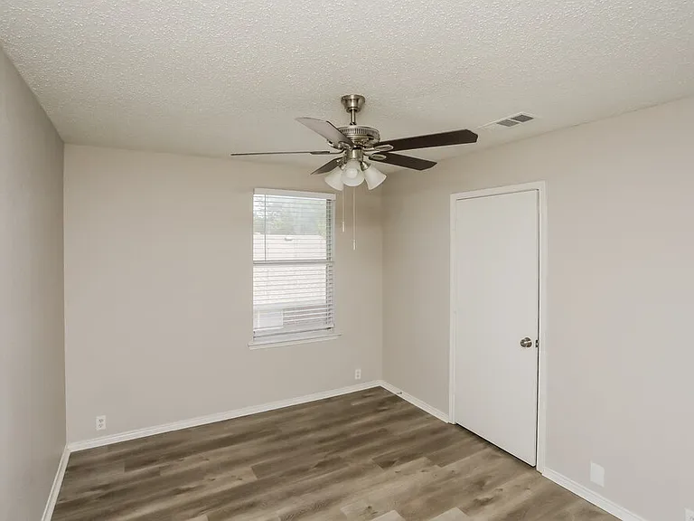 1919 Berkeley Dr — Photo 13