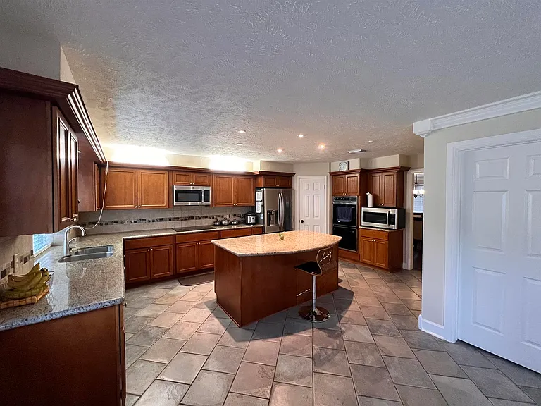2104 Bay Hill Dr — Photo 12