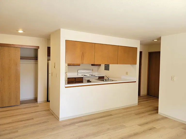 Willow Bay Apartments — Photo 16