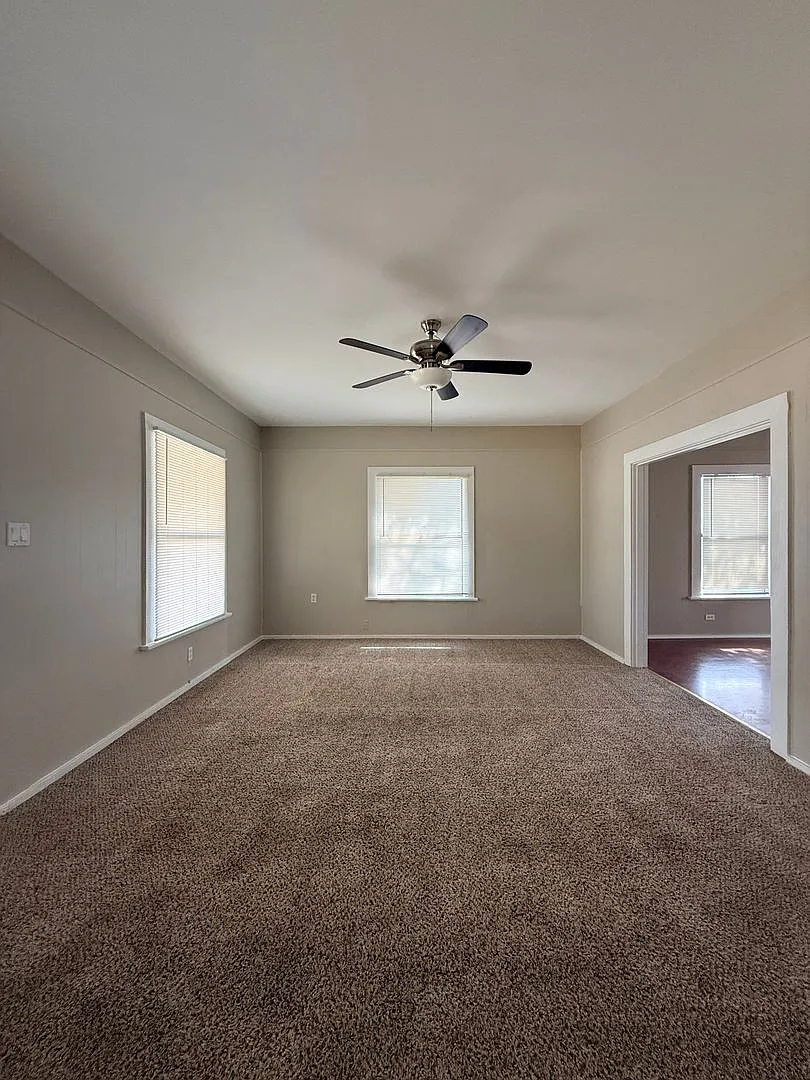 Spacious 3 Bed 1.5 bath - Kemp Blvd — Photo 2