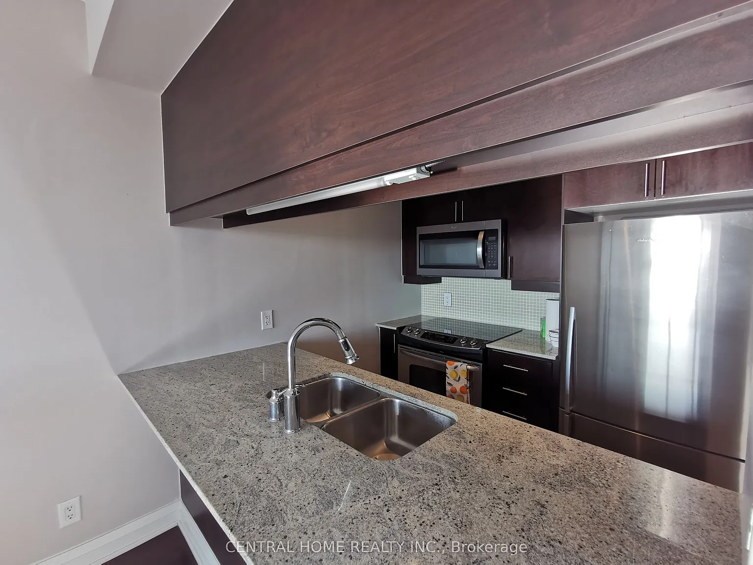 1055 Southdown Rd — Photo 3