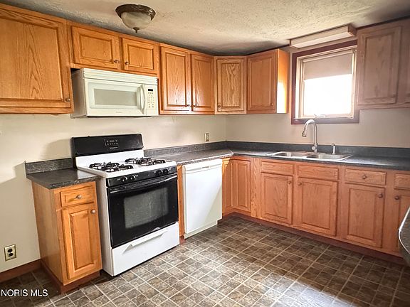 3rd image of 712 Daggett Dr