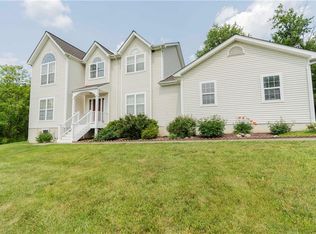 19 Hartstone Dr, Poughkeepsie, NY 12603