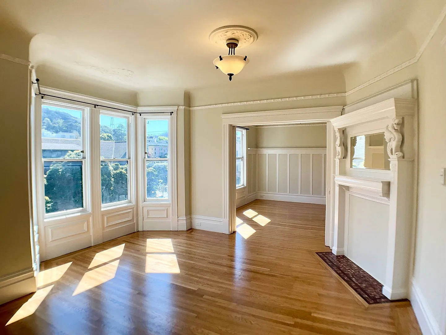 Top Floor Full Floor Flat! Dual-Pane Windows, Dishwasher, Laundry On-Site! — Photo 2