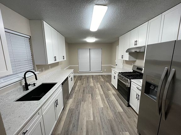 3rd image of 915 Lawton Ct