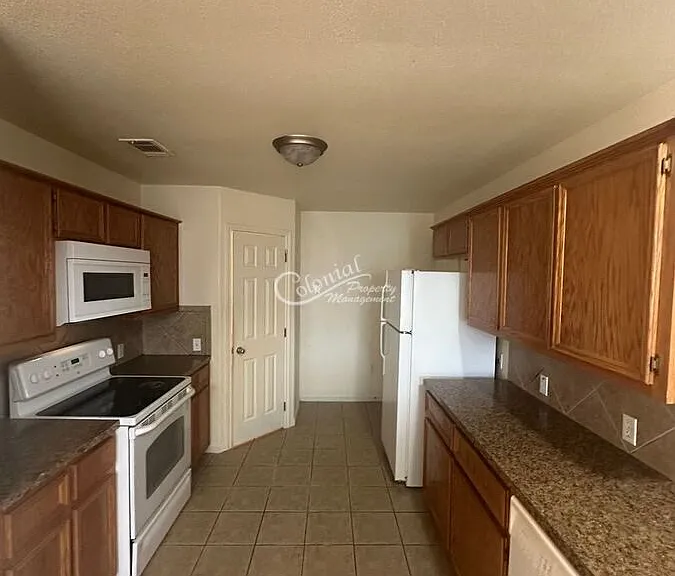 3204 Baldwin Loop #B — Photo 2
