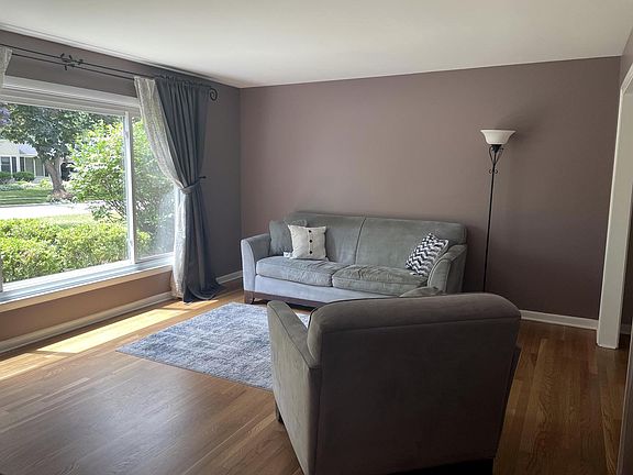 3rd image of 927 Britta Ln