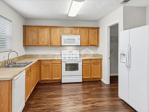 4th image of 1316 Roxbury Ct