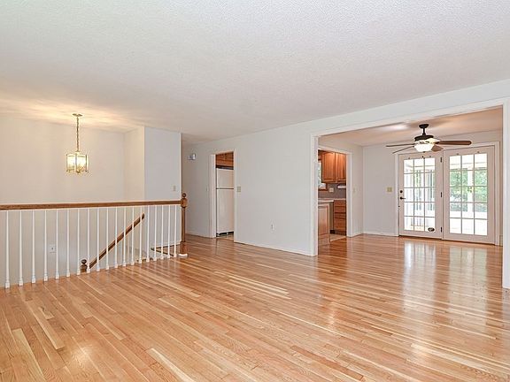 3rd image of 6 Treeland Dr