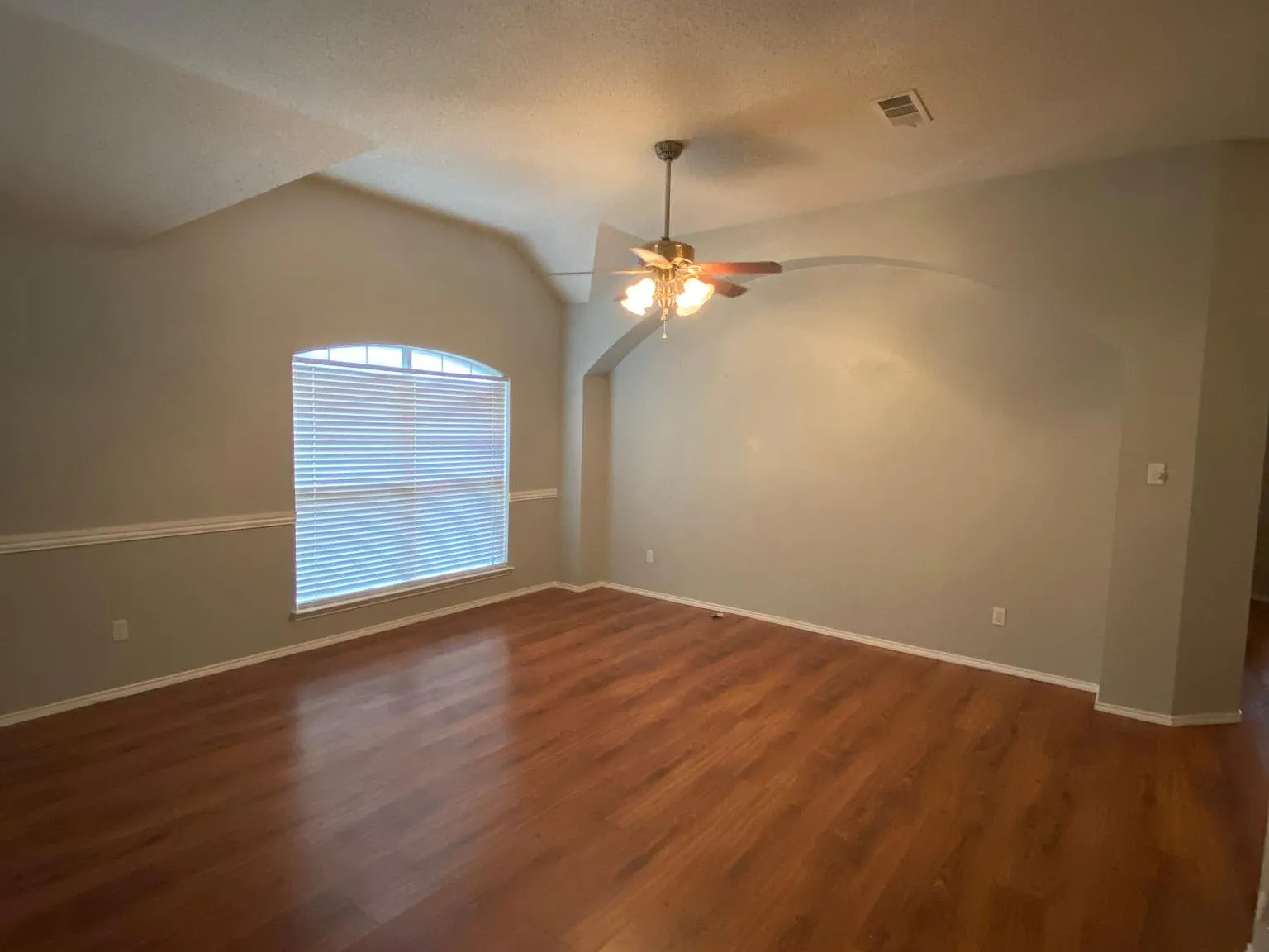 4 bed, 2202 sqft, $3,000 — Photo 2