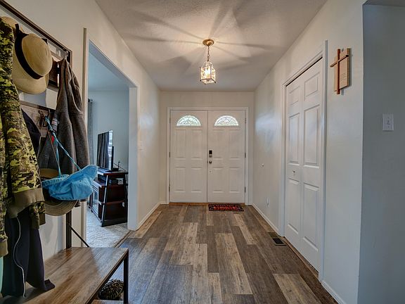 3rd image of 10213 Theresa Pl NE