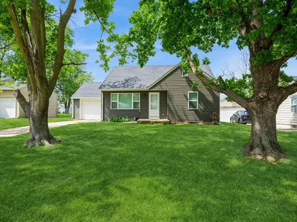 107 E Willman St, Hiawatha, IA 52233