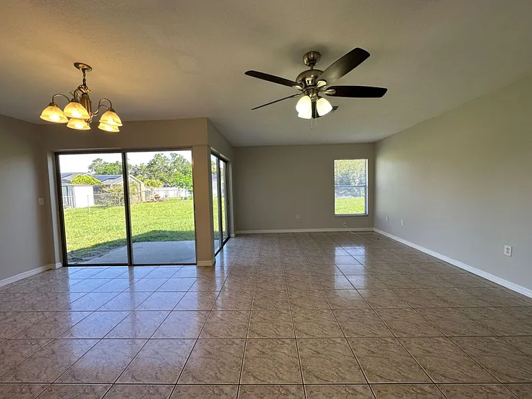 707 Wedge Ln — Photo 3