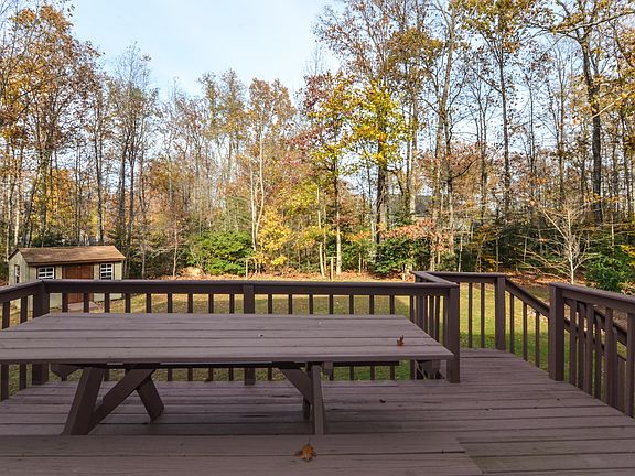 Deck with picnic table!