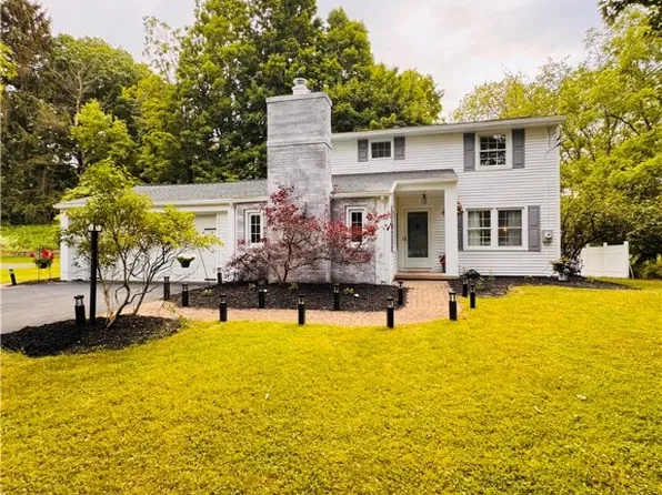 11 Laureldale Dr, Pittsford, NY 14534
