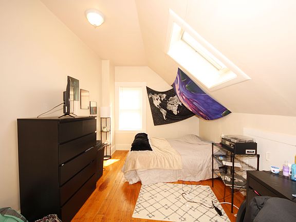 2nd image of 60-62 Bedford St #2