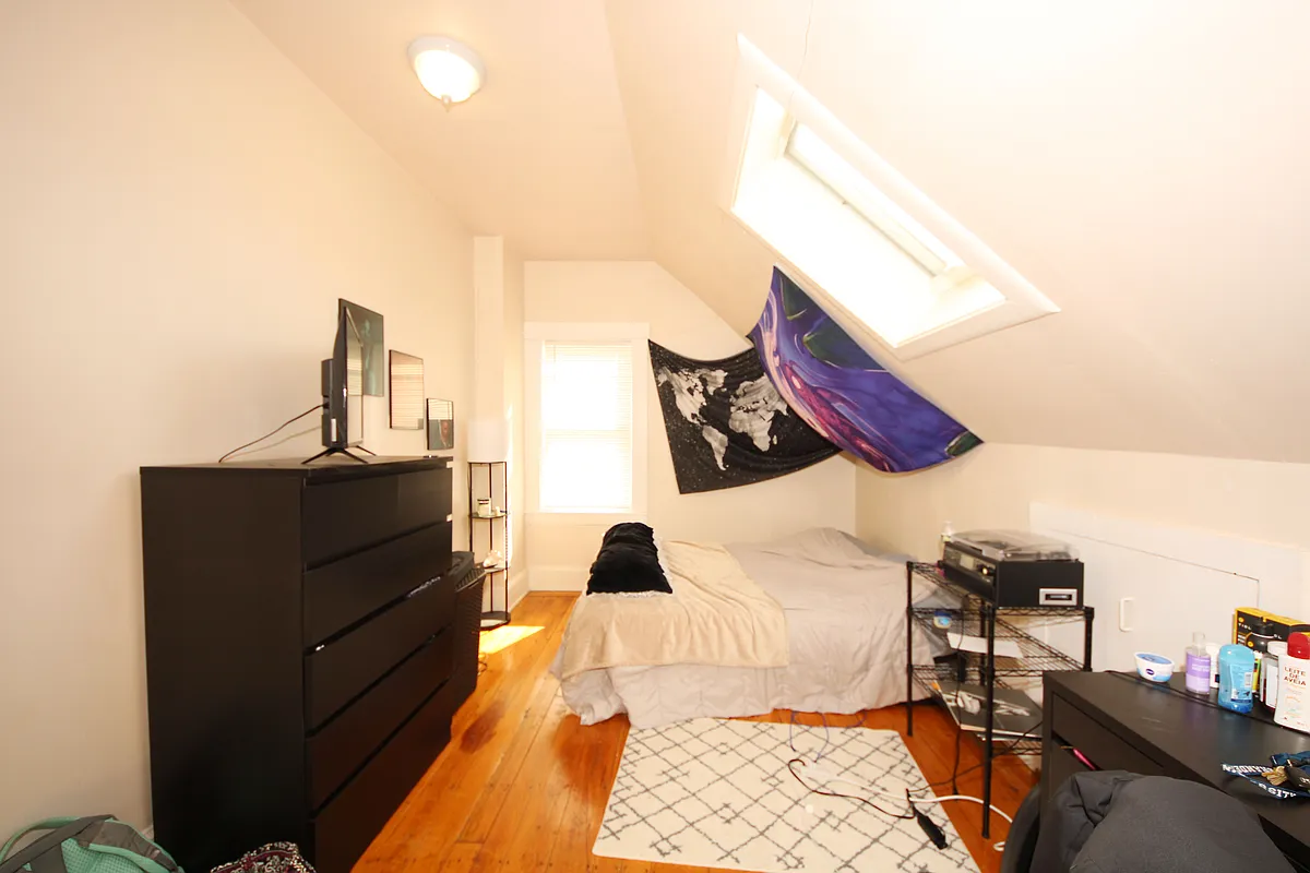 Building Photo - 60-62 Bedford St #2