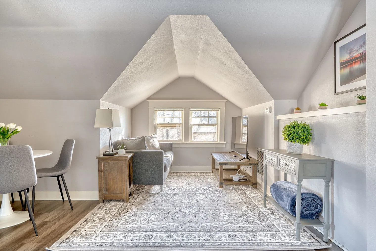 2 bed, 1.0 bath, 592 sqft, $3,018 — Photo 2