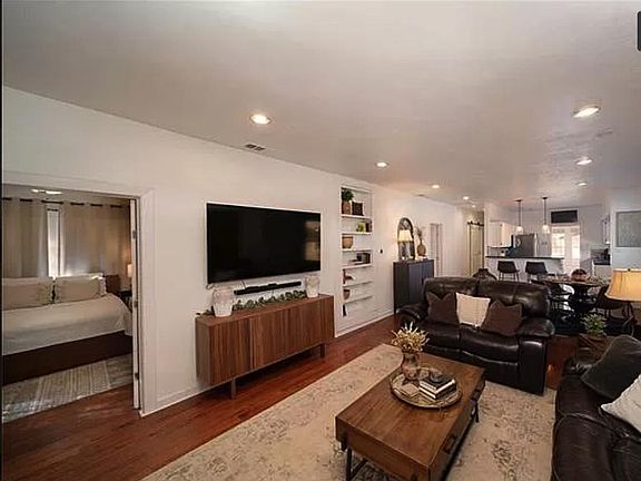 3rd image of 5939 Richmond Ave
