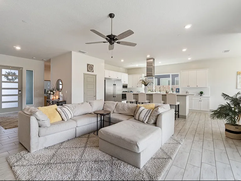 2407 W Andrew Ln — Photo 1