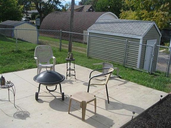 4th image of 103 Hollister Ave