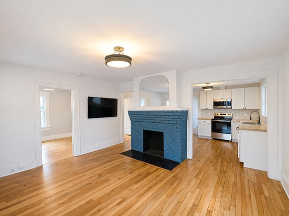 4th image of 176 Richland St