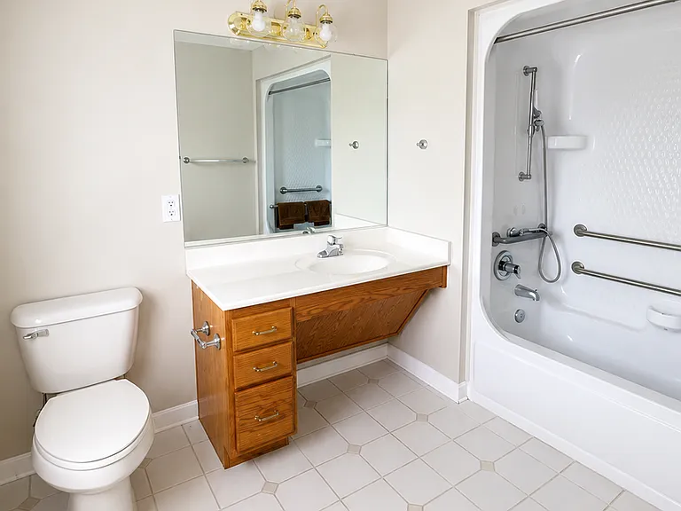 Royal Oaks Condominiums — Photo 9